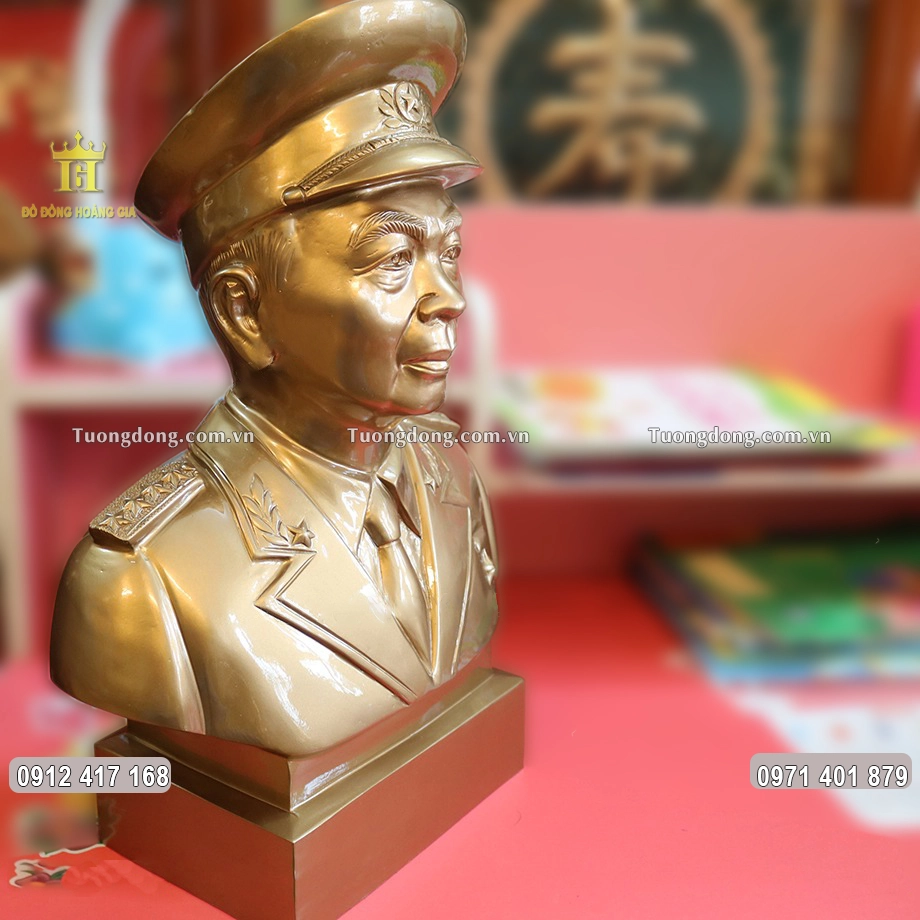 Hình ảnh nhìn nghiêng của bức tượng đồng